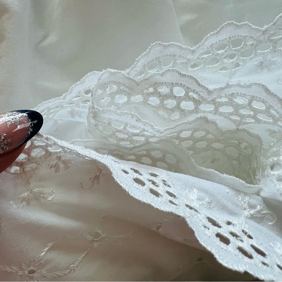 Vintage Full Size Bed Skirt .
White Cotton Bed Skirt With Richelieu Lace. - Picture 2 of 8